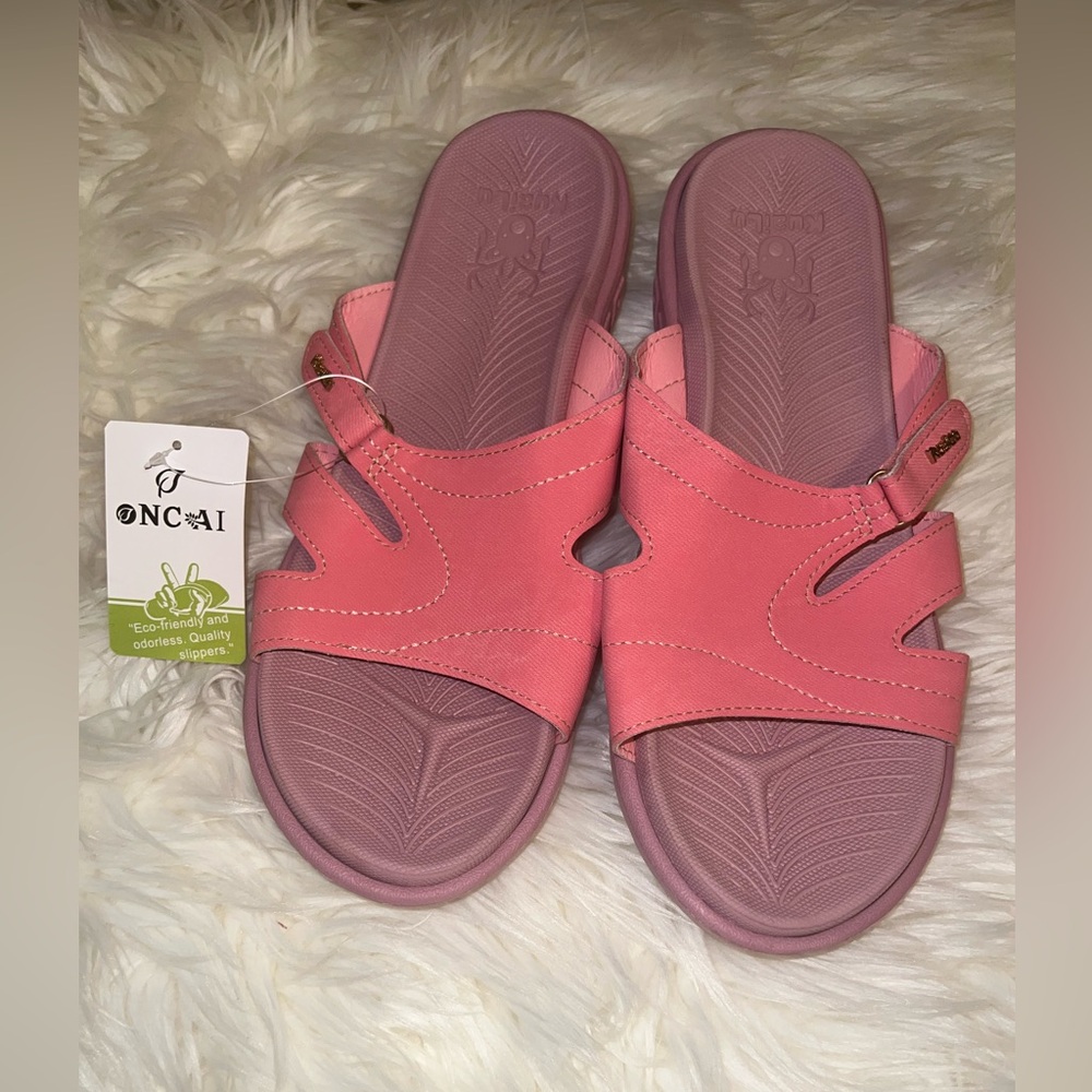 NWT KiaiLu Sandals Pink Size 10.5